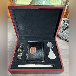 Boxed gift set: unisex watch w leather wallet, keychain & pen Vintage never used